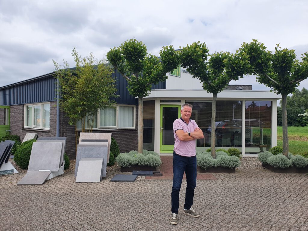 een medewerker aannemen in het groen