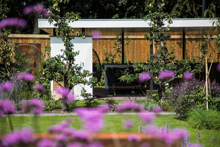 Tuin aangelegd voor van Ooijen's Hoveniers