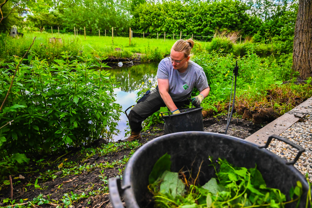 Hovenier aan de slag bij een landgoed