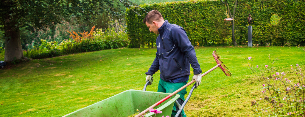 Hovenier aan het werk