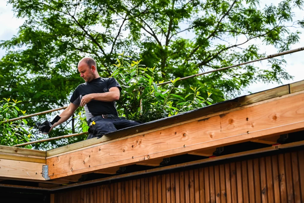 Buiten werken als timmerman doeners in het groen
