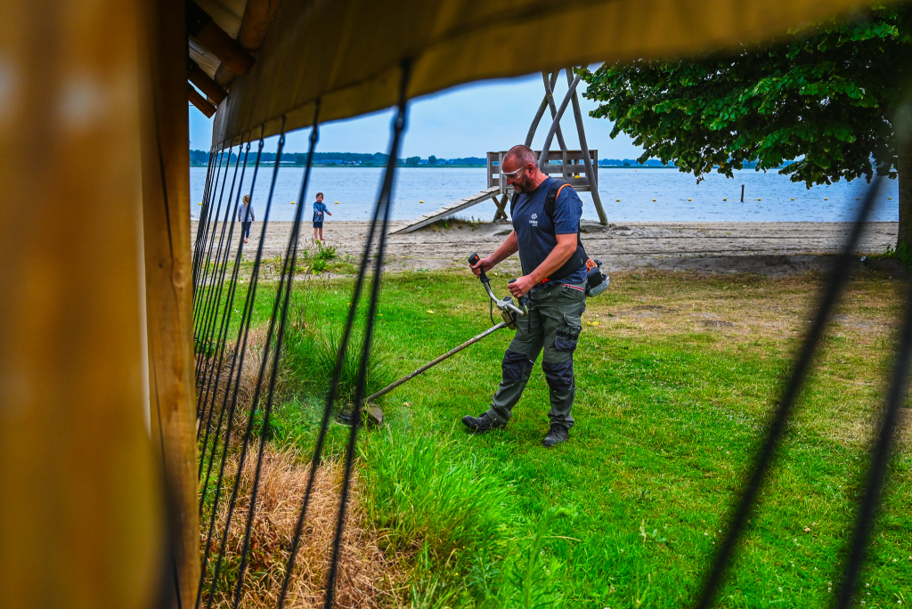 Hovenier vakantiepark aan het bosmaaien