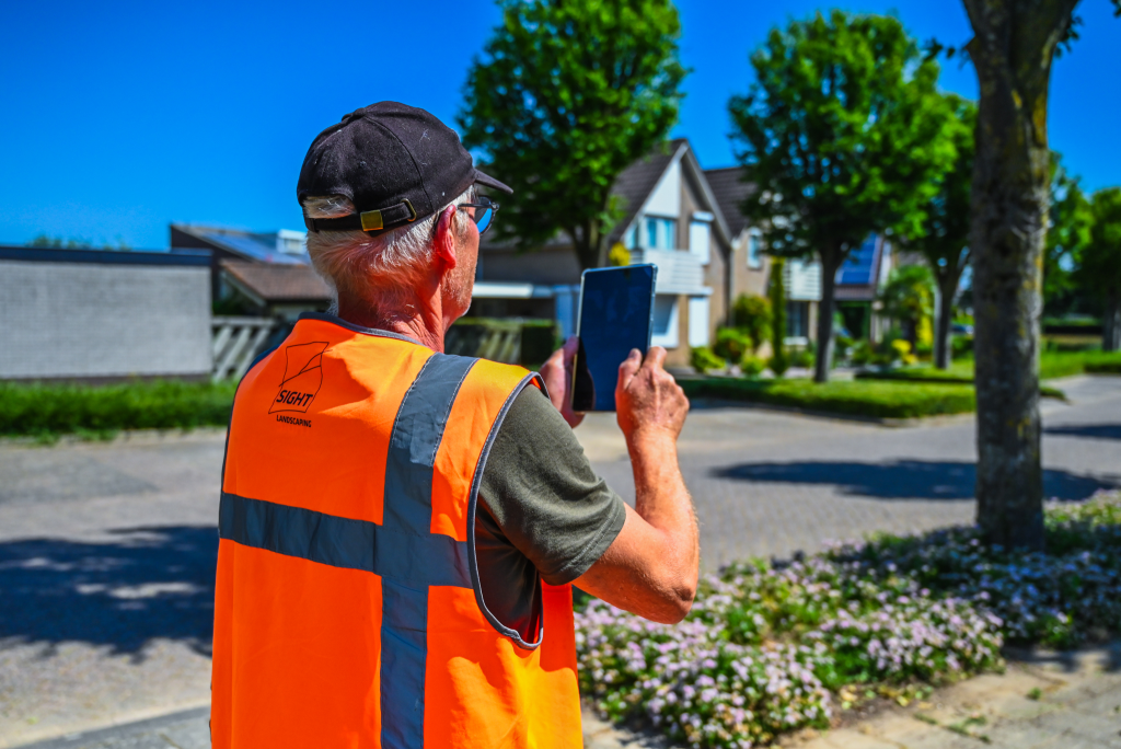 Meewerkend voorman groen documenteert de werkzaamheden
