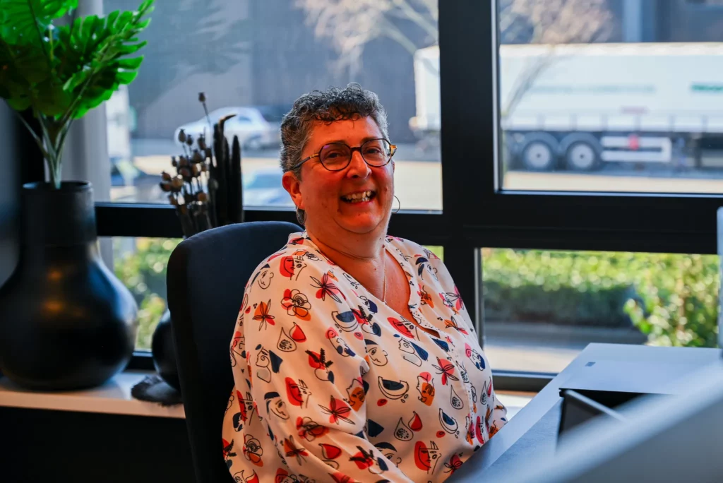 Wendy aan het werk in de administratie