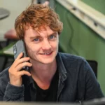 Intercedent Rik aan het bellen