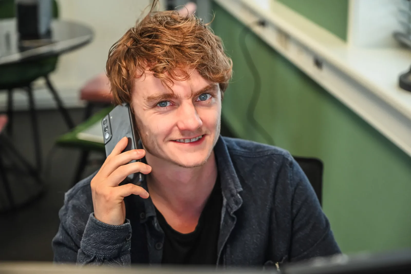 Intercedent Rik aan het bellen
