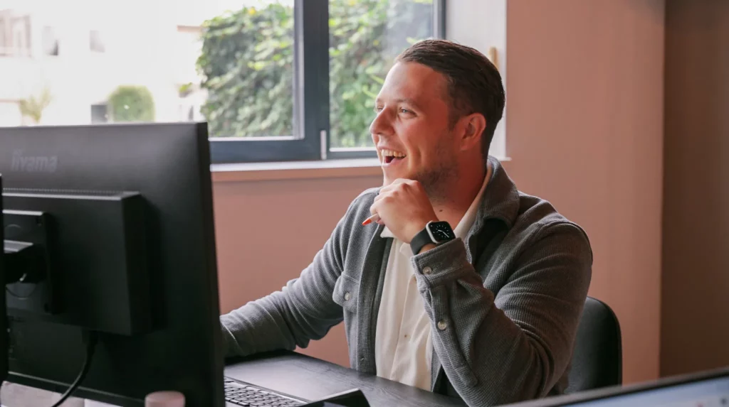 Victor aan het werk bij Baneninhetgroen