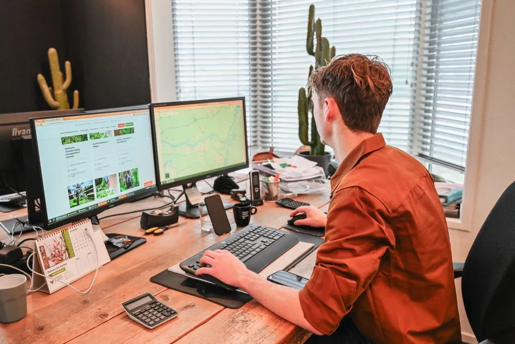 Recruiter achter pc