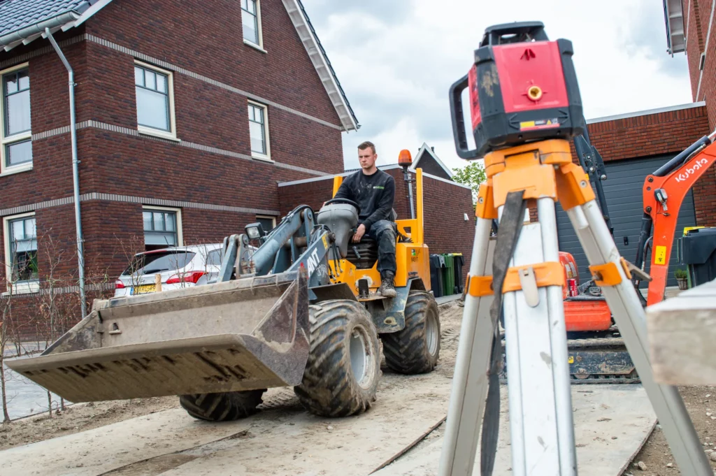 Grondwerker op graafmachine