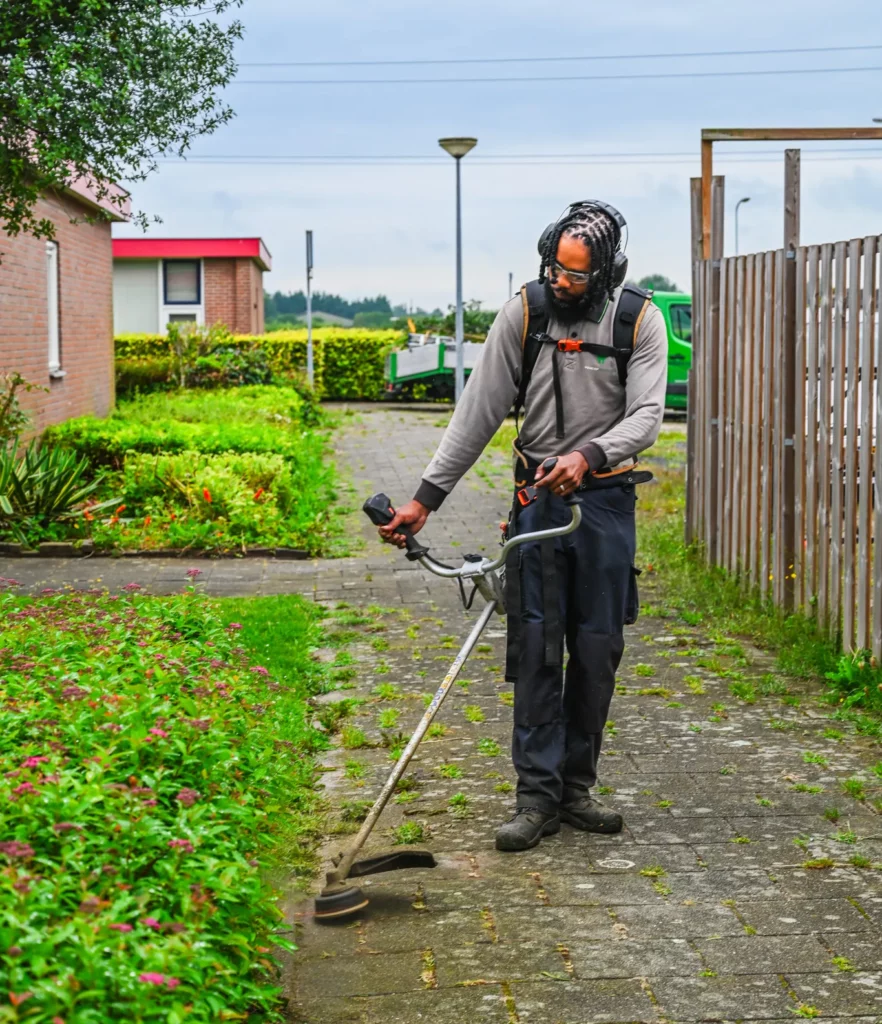 Groenwerker met bosmaaier