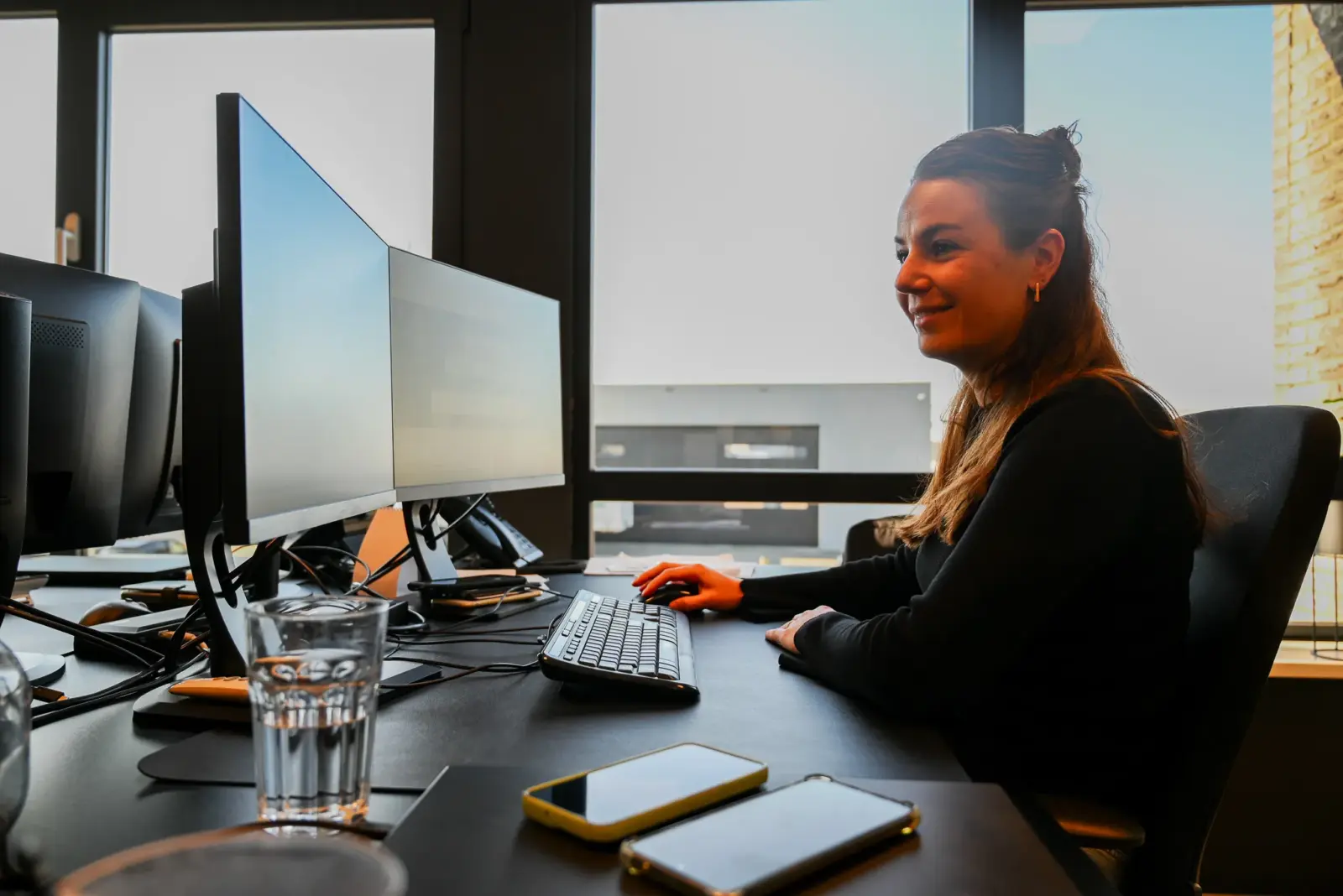 Hoofd administratie Renee aan het werk