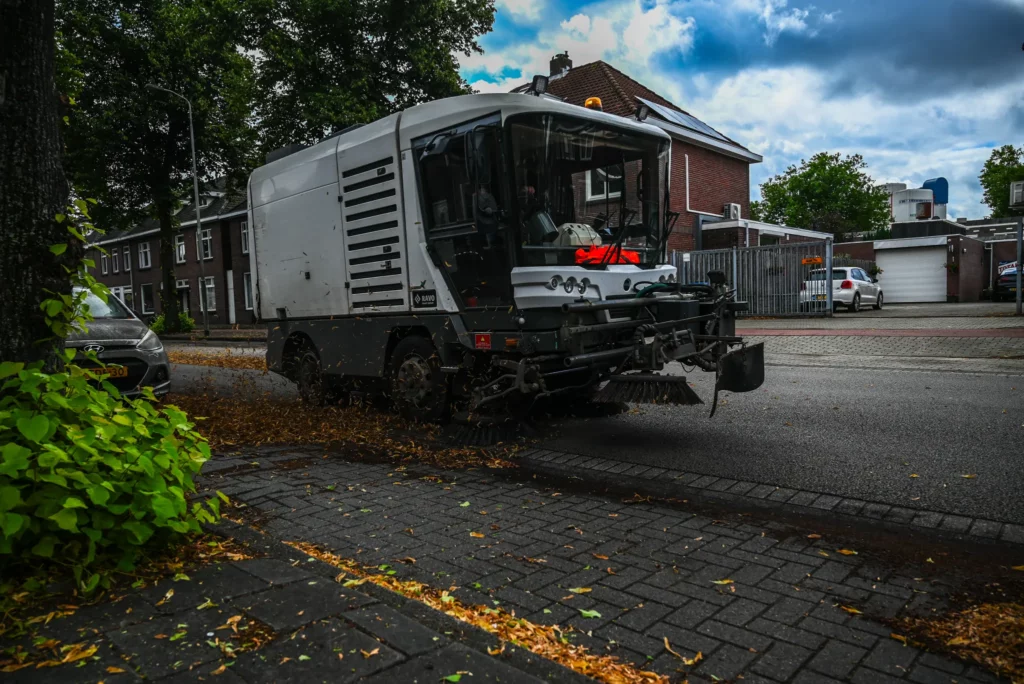 Chauffeur veegwagen aan het werk