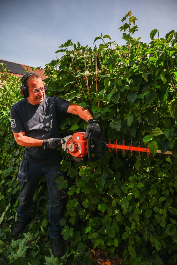 Hovenier aan het werk