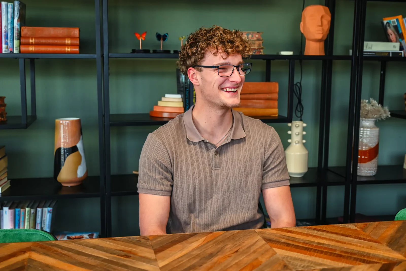 Tom aan het werk als intercedent